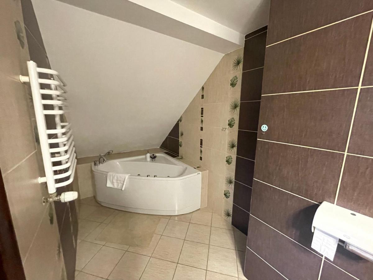 Hotel Tyrol I Restauracja Zycie Gruzji Osielsko Esterno foto